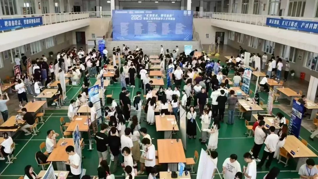 学院专场招聘会|求职者和面试官面对面交流